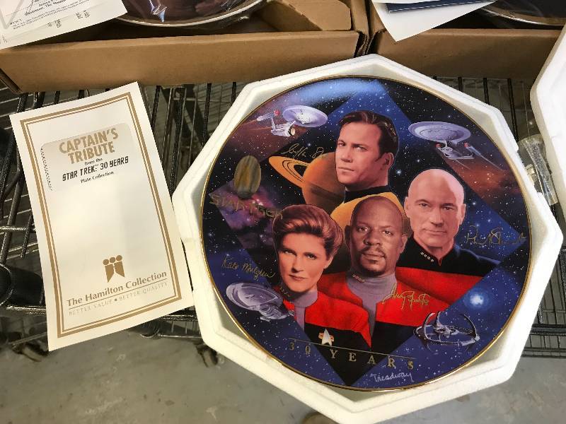 lot 124 image: 3 STAR TREK COLLECTOR PLATES