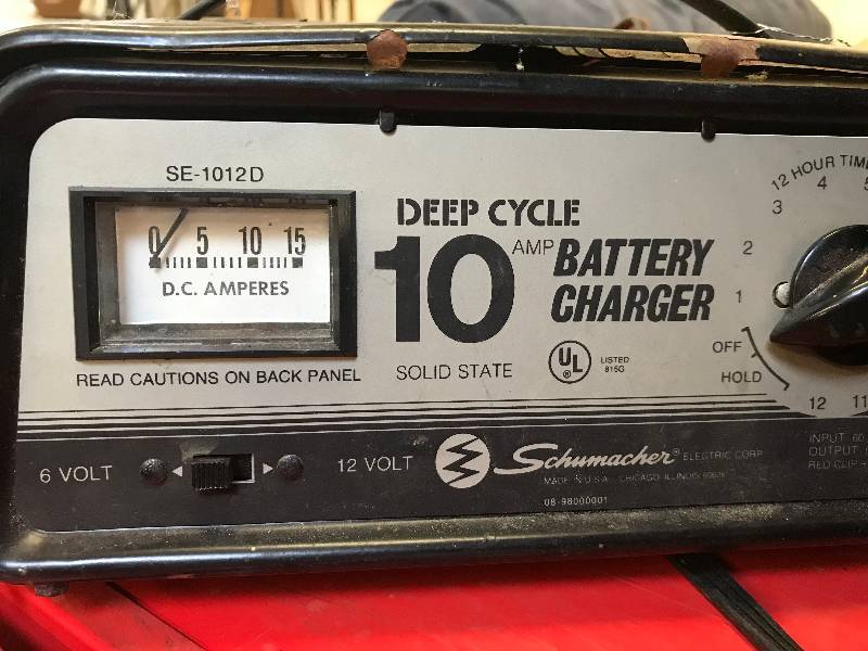 lot 211 image: 12V BATTERY CHARGER