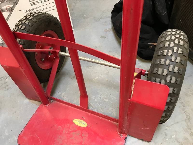 lot 207 image: NORTHERN TOOL TWO WHEELED DOLLY