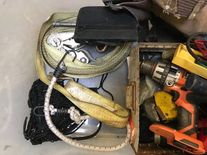 lot 218 image: BIN OF HAND AND POWER TOOLS