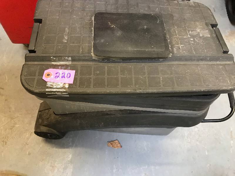 lot 220 image: ROLLING TOOLBOX FULL OF TOOLS
