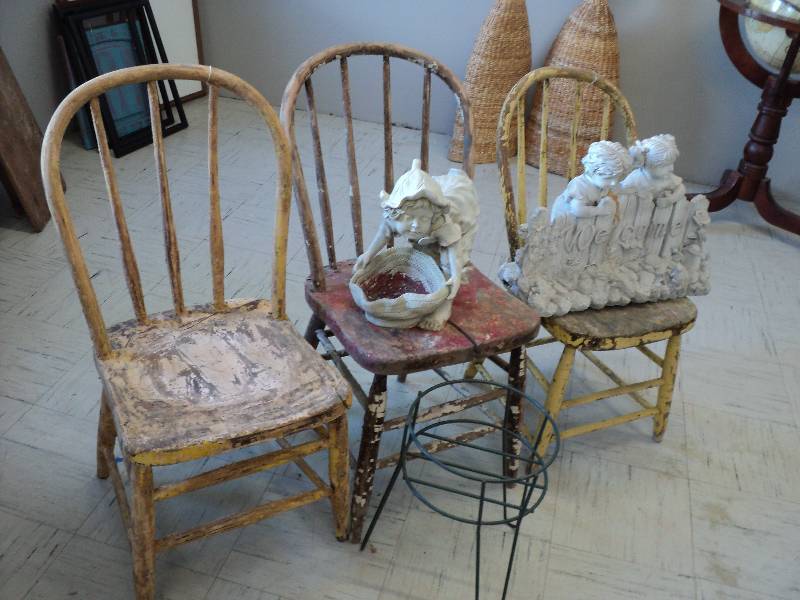 lot 4 image: 3 garden chairs, planter and 2 stat...