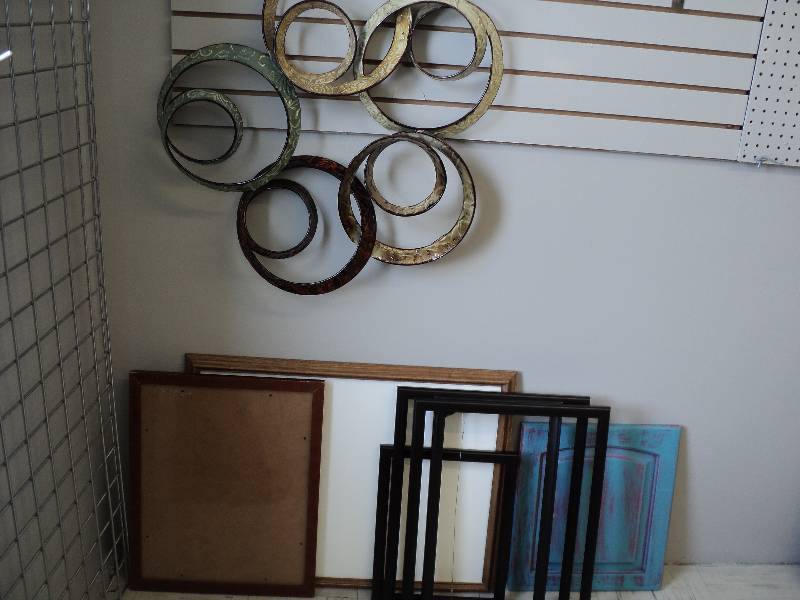 lot 7 image: Metal wall hanging and 7 frames...