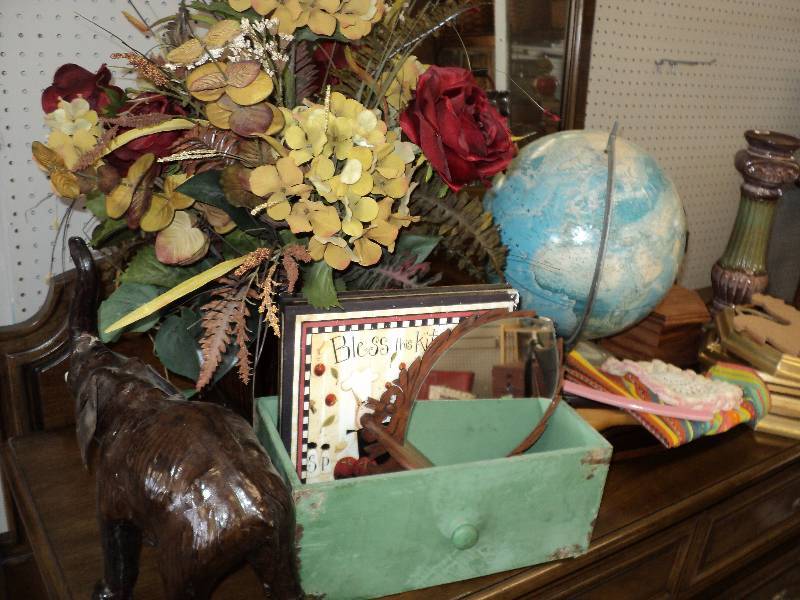 lot 13 image: everything pictured - home dcor...