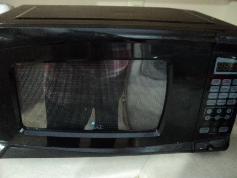 lot 14 image: Black microwave 700 watts - works...