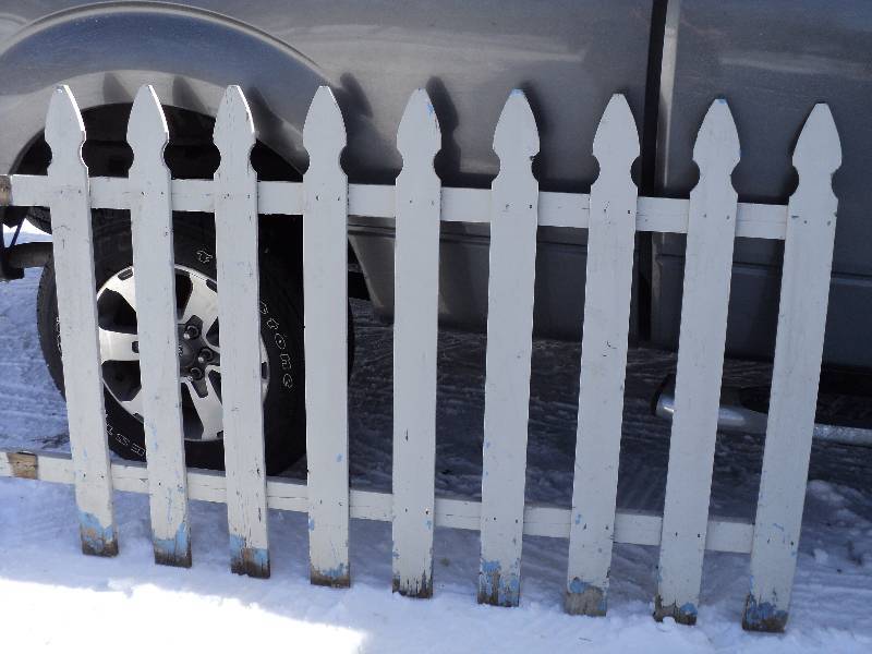 lot 25 image: picket fence 42x62...