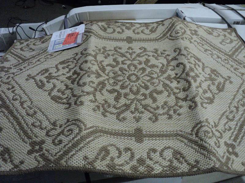 lot 68 image: Jardin 2x3 ft area rug...