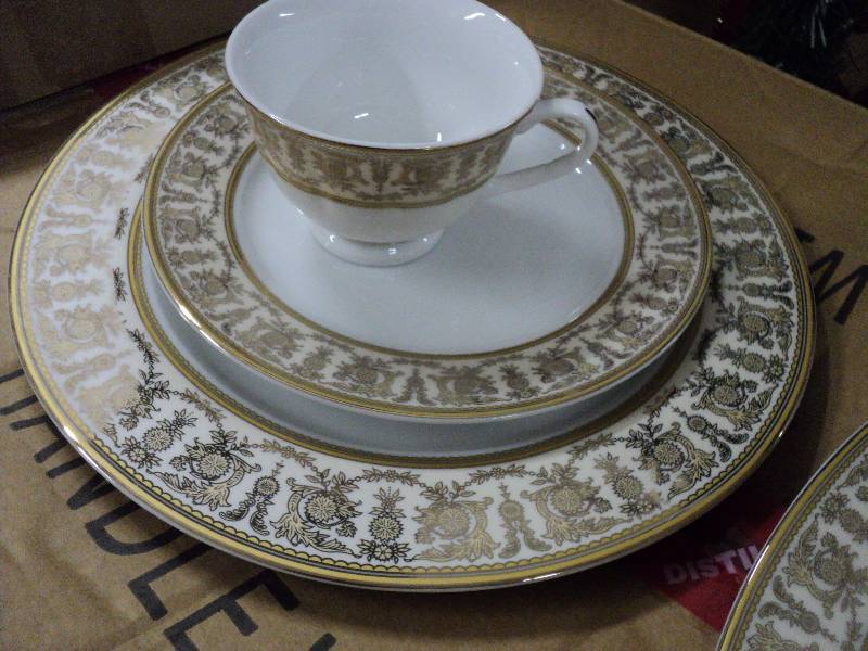 lot 178 image: Complete dish service for 8 - inclu...