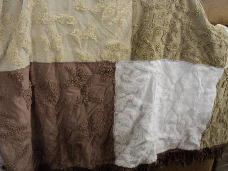 lot 186 image: 100% cotton queen chenille bedsprea...