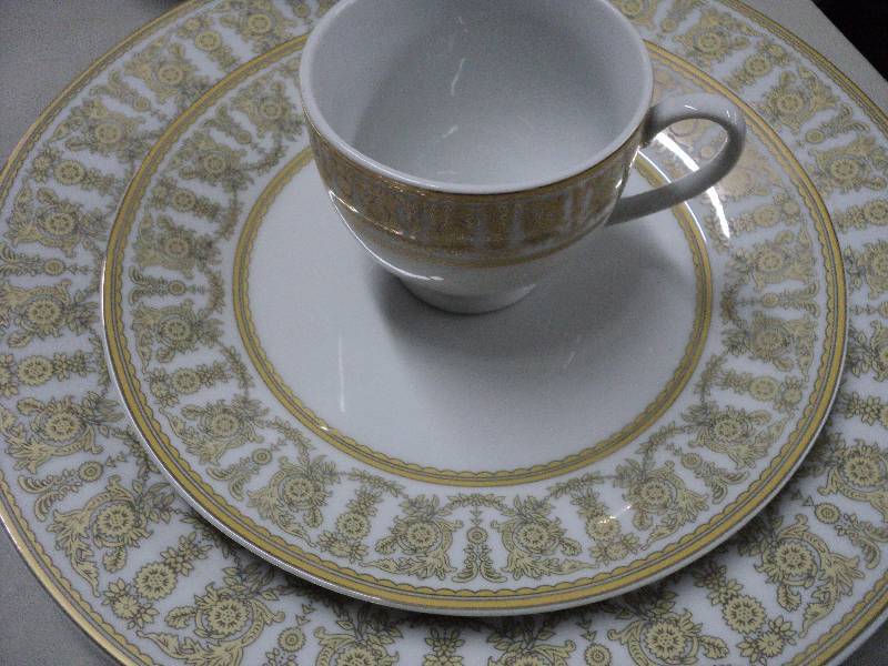 lot 199 image: Set of dishes for 8 includes servin...