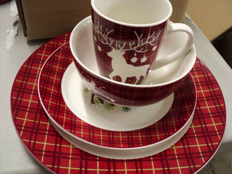 lot 204 image: Christmas dish set for 4...
