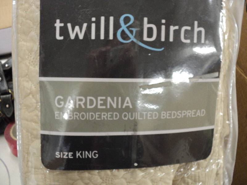 lot 211 image: King Gardenia bedspread...