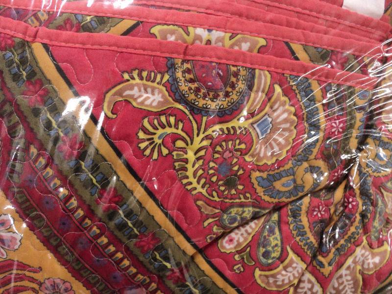 lot 214 image: Signet quilt queen size...