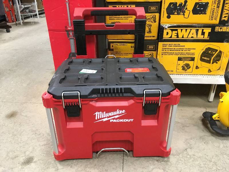 Milwaukee PACKOUT Rolling Tool Box 48-22-8426 in great condition