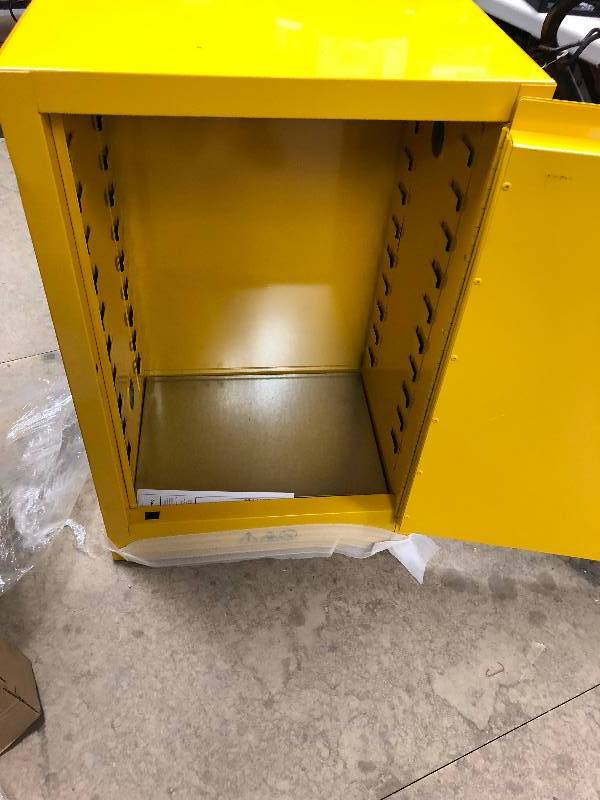 Edsal storage cabinet in good condition whit small damage on the side
