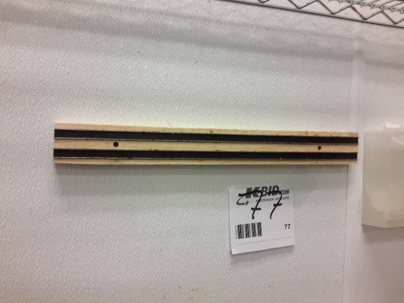 lot 77 image: Knife Wall Magnet