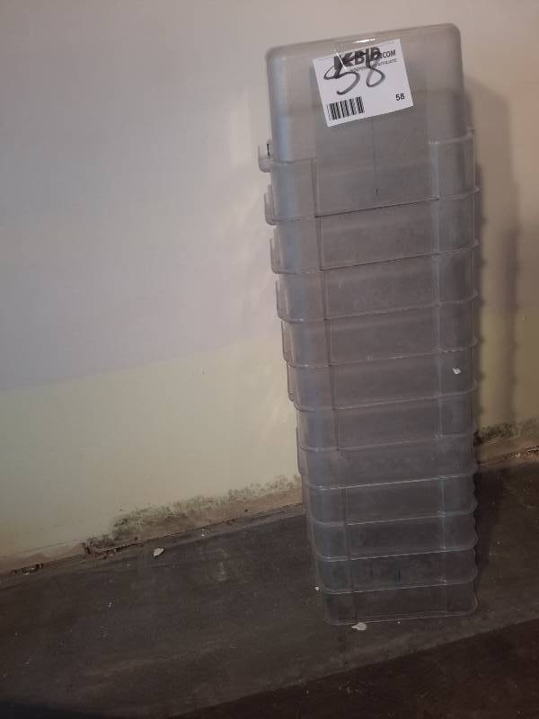 lot 58 image: 11, 2 Qt, Plastic Food Containers.. Covers included
