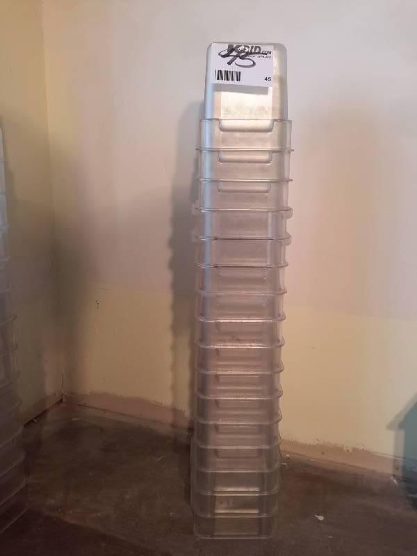 lot 45 image: 17, Carlisle, 4 Qt Food Containers with covers