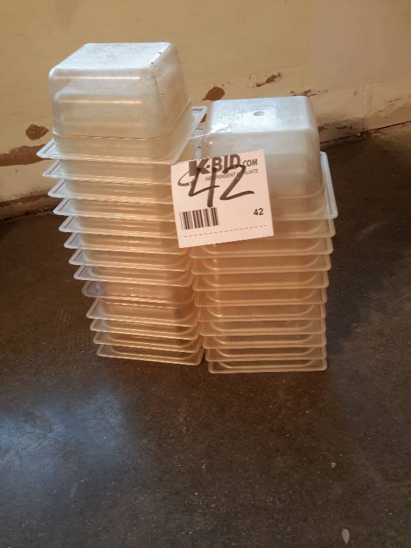 lot 42 image: 24, TRUE, 1.62 Qt plastic food containers.  NSF.