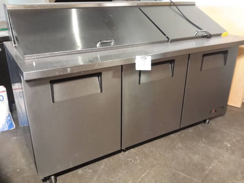 lot 9 image: TRUE, Refrigerated Make up table with cutting board and shelves