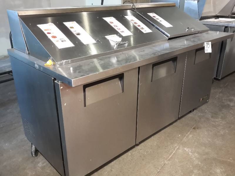 lot 10 image: TRUE, Refrigerated Make up table with cutting board and shelves
