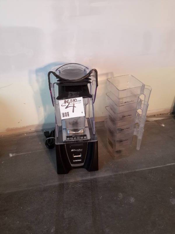 lot 4 image: Blendtec Commercial Q Series, Blender with hood