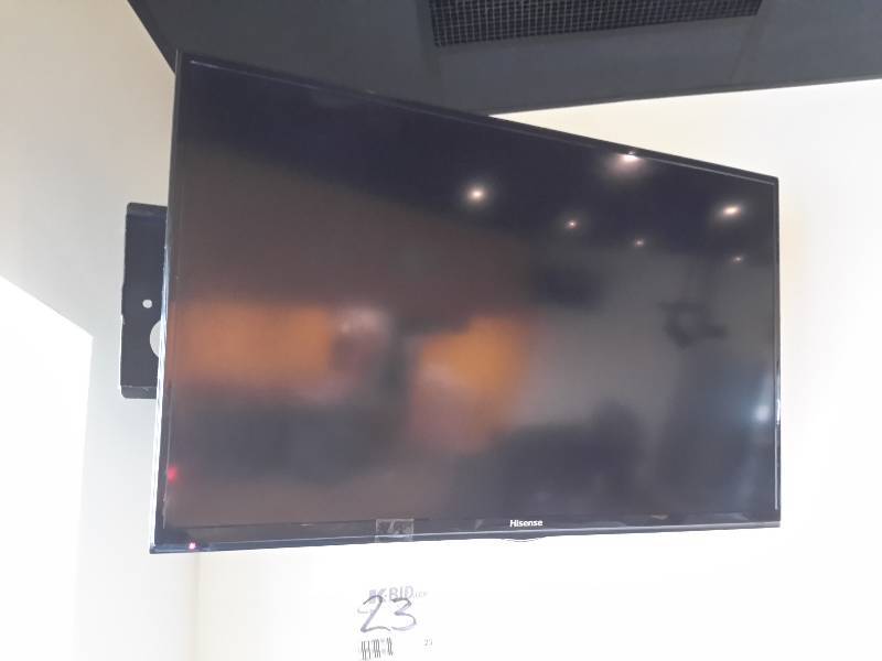 lot 23 image: HISENSE, 40 in Flat Screen TV.. Includes wall bracket