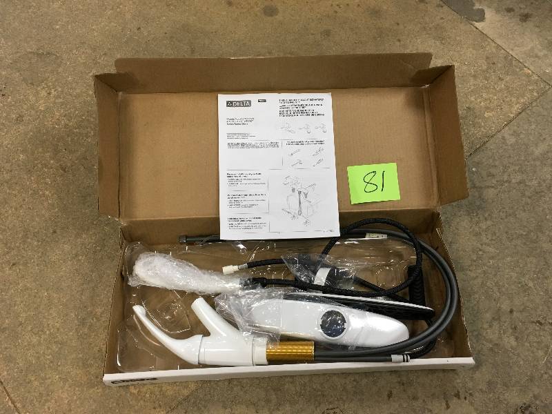 Delta Palo Diamond Seal Technology Pull Out Kitchen Faucet with Ceramic Cartridge- Finish White