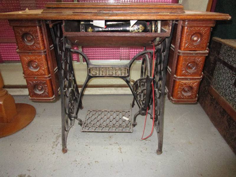 lot 23 image: Singer Sewing Machine and Cabinet