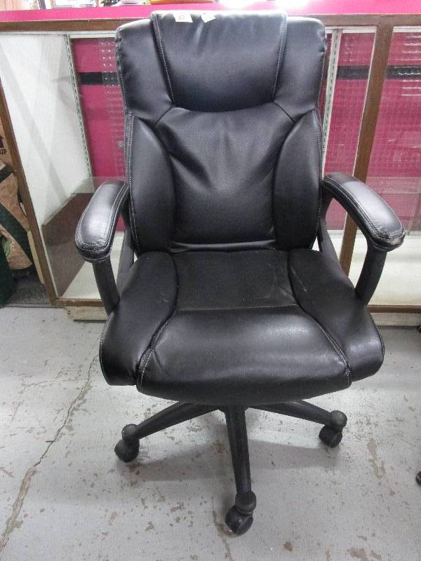 lot 27 image: Swivel Office Chair