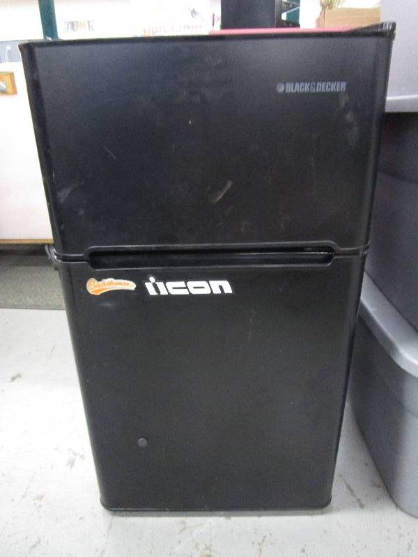 lot 32 image: Black and Decker Dorm Fridge and Freezer