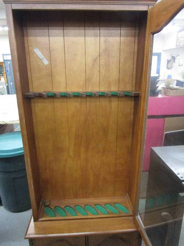 lot 33 image: Gun Cabinet with Key 8 Spots for Guns