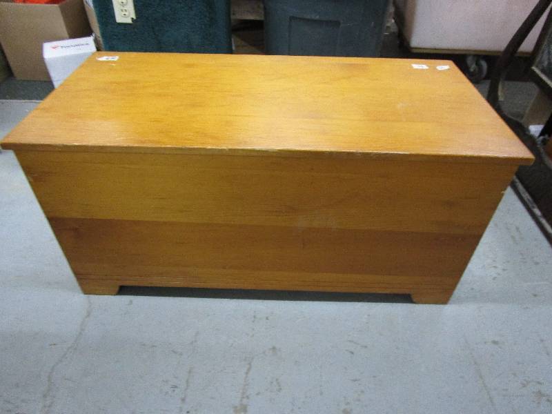 lot 36 image: Hope Chest 37 12 x 18 x 18