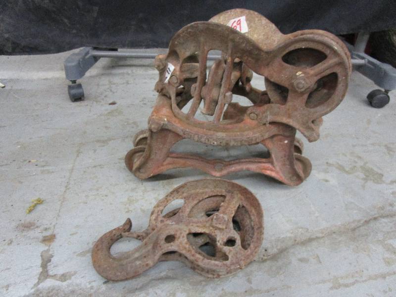 lot 69 image: Barn Trolley Parts and Pulley
