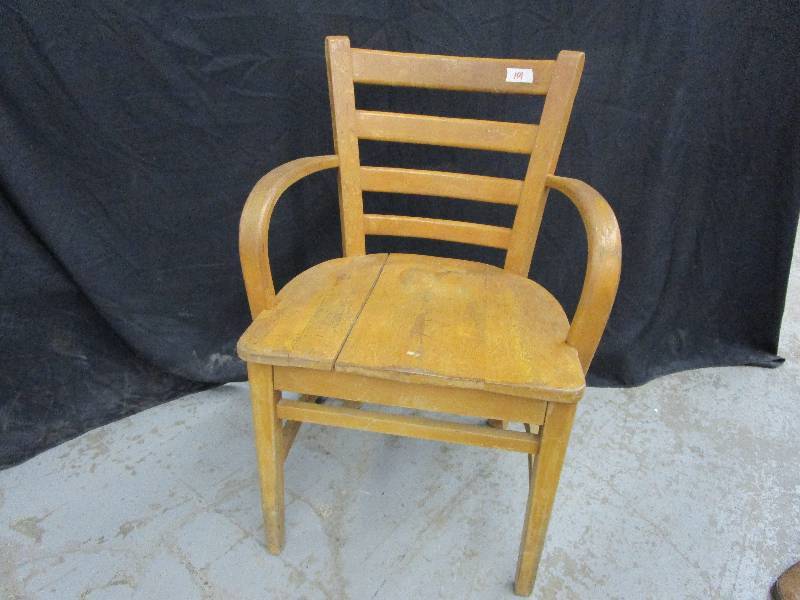 lot 101 image: Wide Seat Chair