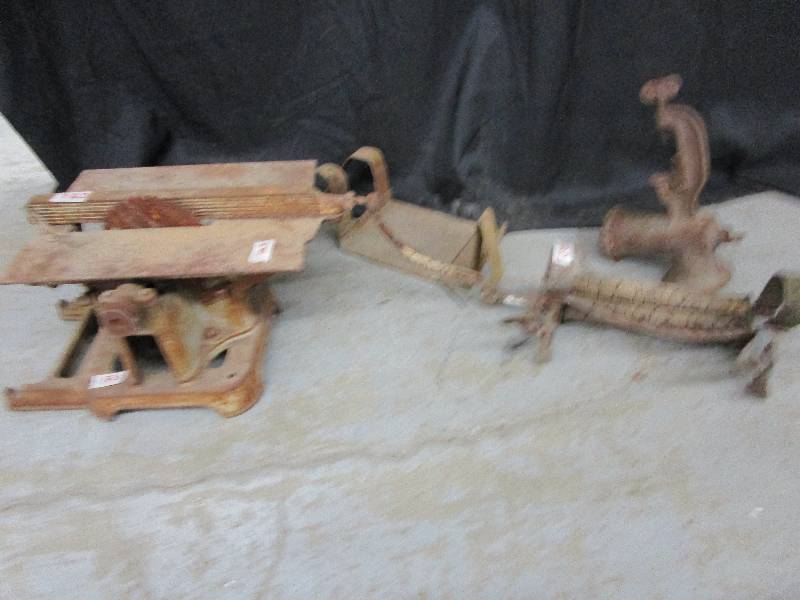 lot 123 image: Superior Ringer & Various Other Rusty stuff(grinder, saw & etc.)