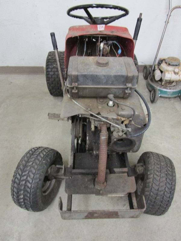 lot 139 image: Massy Ferguson Lawn Tractor-Hydrostatic-Parts Only