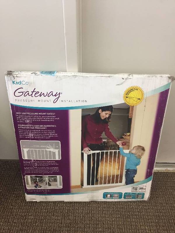 lot 35 image: KidCo Gateway Pressure-Mounted 37Gate, White, in box