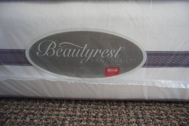 lot 28 image: NEW - QUEEN SIZE -  SIMMONS BEAUTY REST VANDERBILT COLLECTION - PLUSH MATTRESS MSRP $1499.99