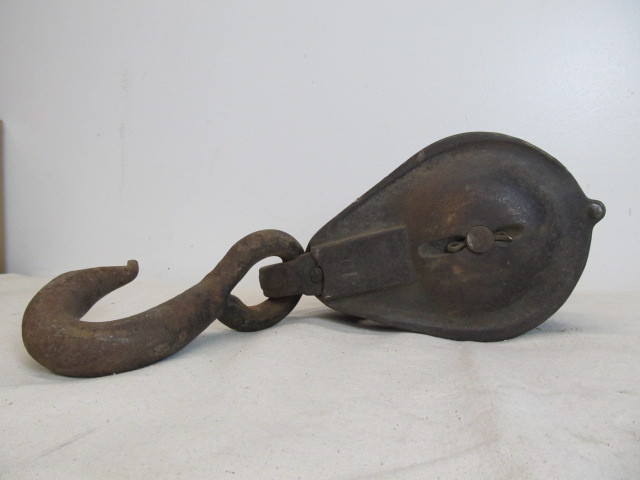 lot 10 image: Large Antique Cast Iron Pulley & Hook