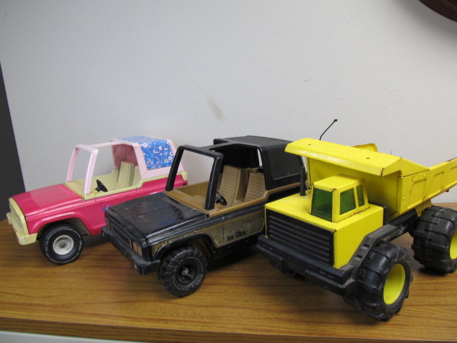 lot 36 image: Large Size Vintage Metal TONKA Jeeps & Dump Truck