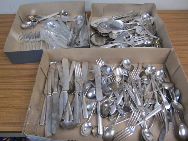 lot 40 image: Large Lot of Vintage Silverplated & Stainless Flatware