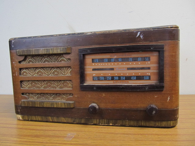 lot 43 image: Vintage Mantola Tube Radio
