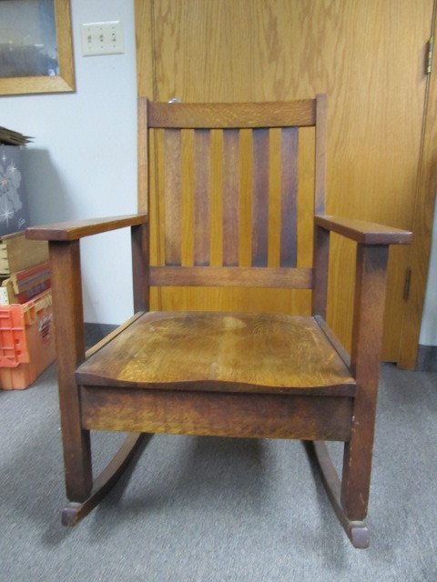 lot 52 image: Antique Arts & Crafts Oak Rocker