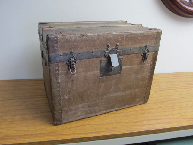 lot 66 image: NICE Antique J.R. Hughes & Co. Small Trunk 