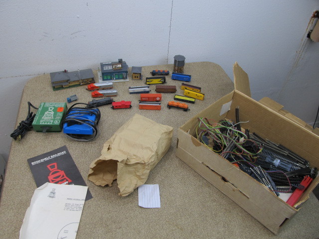 lot 68 image: Lot of Assorted N Gauge Model Trains & Accessories 