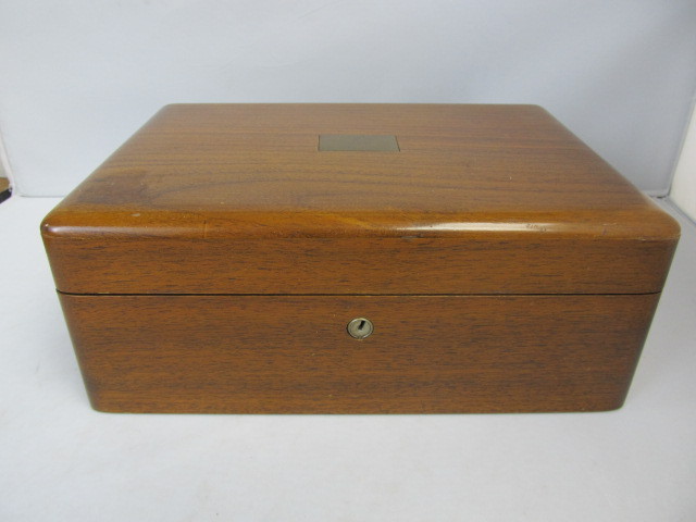 lot 133 image: Vintage Solid American Walnut Humidor