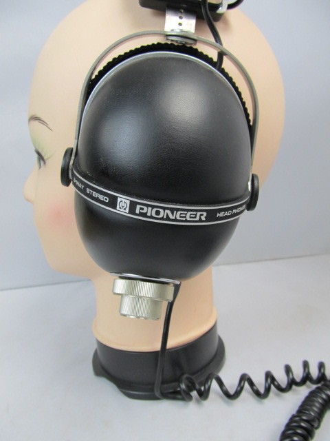 lot 147 image: NICE Vintage PIONEER SE-505 Headphones