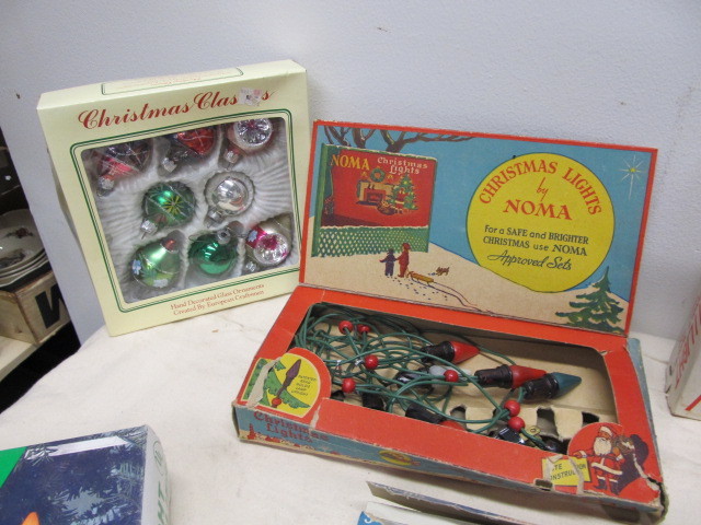 lot 142 image: Large Lot of Vintage Christmas Lights & Decorations