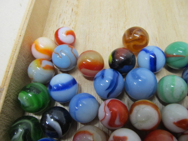 lot 136 image: Nice Lot of Old Vintage Marbles #3